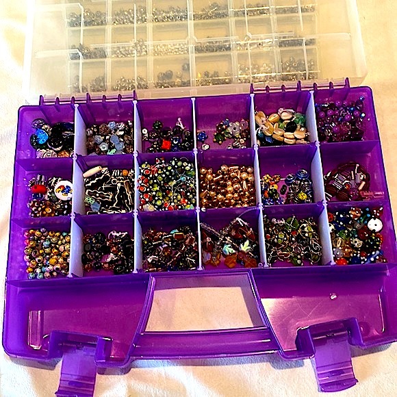 Beads! Beads! Beads! Over 2000 Beads and Box! - Picture 3 of 5